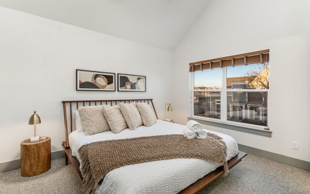 Old Town North Jewel! Near Breweries and River!