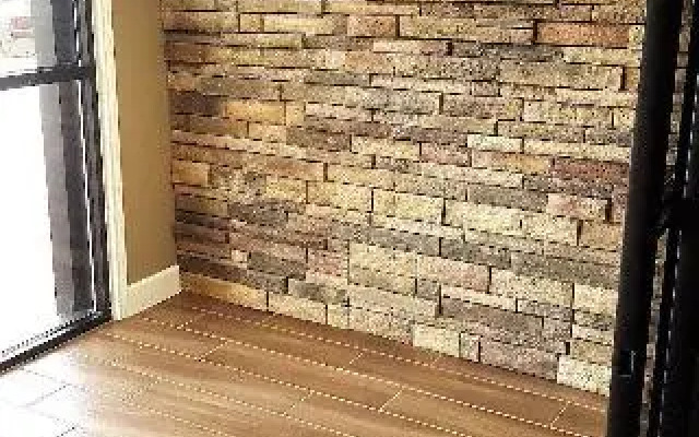 Econo Lodge Inn & Suites Airport