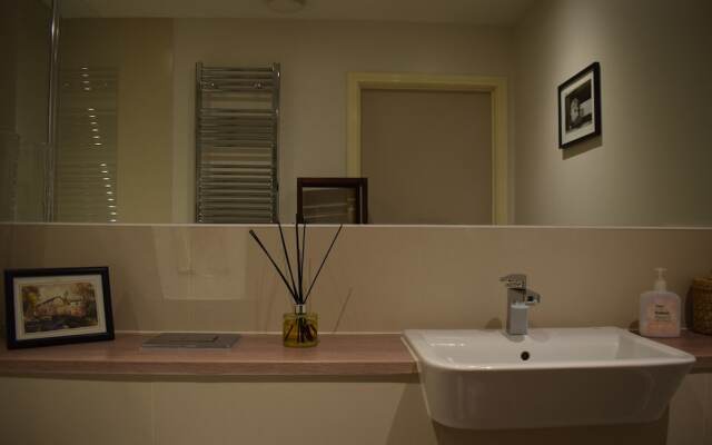 Modern 1 Bedroom Apartment With Balcony