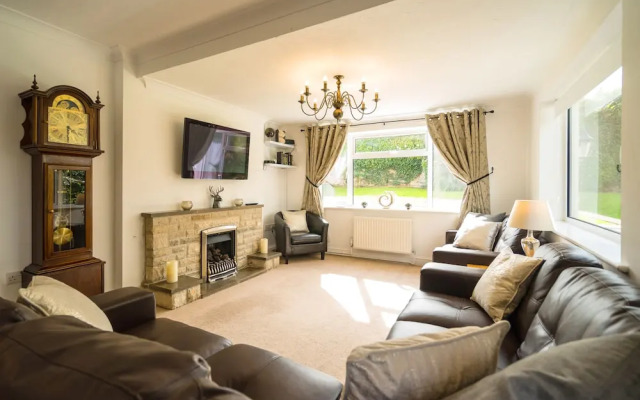 Peveril House, Spacious Eco-friendly Holiday Home