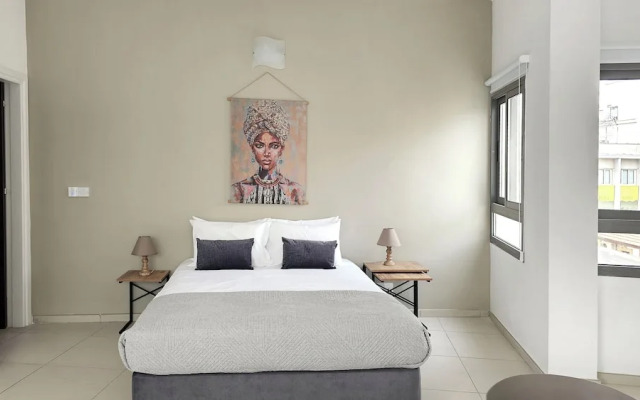 Phaedrus Living: Ledras Residences 201