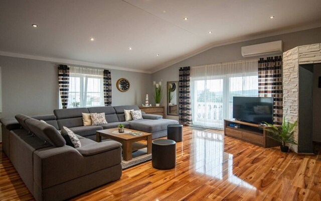 Xxxl Villa Ancora For 262 Guests