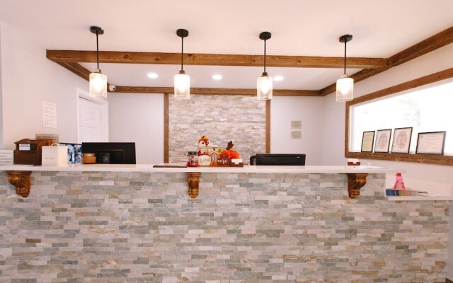 Riverbend Motel & Cabins