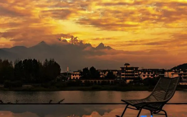 EARTHGAZE•STARSPANNG: 180-Degree Snow Mountain View Homestay (Lijiang Ancient Town Branch)