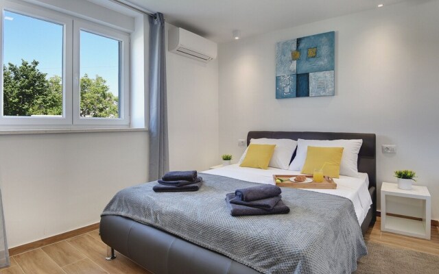 Spacious Holiday Home in Valbandon