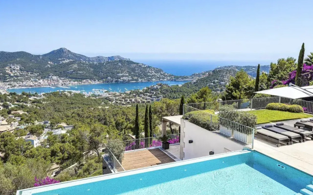 Majestic Villa With Harbour Views