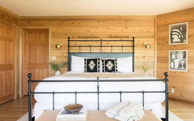 Wildwood by AvantStay   Cabin w/ 3 Decks, Ping Pong, Fire Pits, & Outdoor Grill