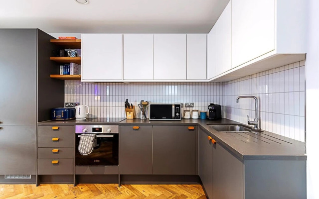 Chic Crystal Palace Flat with Balcony & Workspace