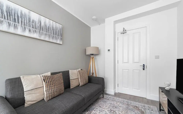 Spacious Room In Morden