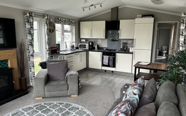 Beautiful and Tranquil Lakeside Lodge - Sleeps 5