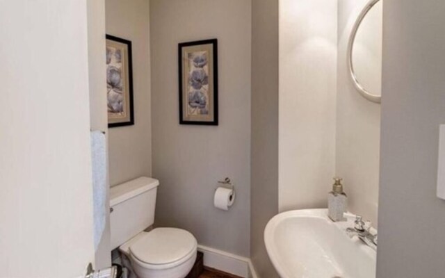 A Fabulous Washington DC 2BR 2 5BA Victorian Row Bi-Level Apartment 4 Guests