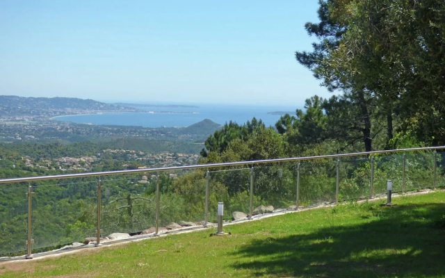 Uxurious Villa in Fréjus With Heated Pool & Panoramic View