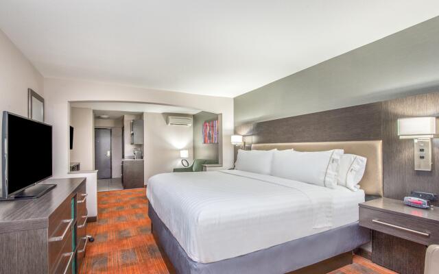 Holiday Inn Express & Suites Shawnee-Kansas City West, an IHG Hotel