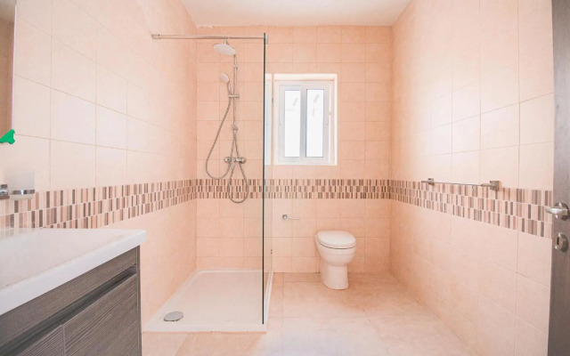 UNIQUE 2 Bedroom in AMAZING location NEAR the SEA