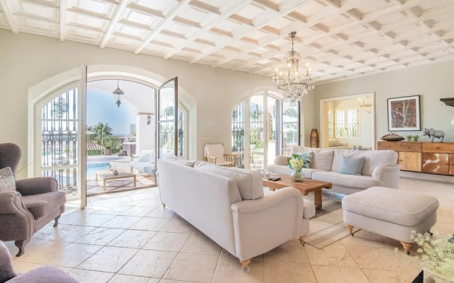Super Villa Near Beach with Heated Pool