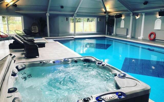 Beautiful Family Home With 42ft Pool & Cinema Room