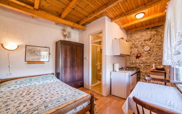 Apartments and Rooms Nela