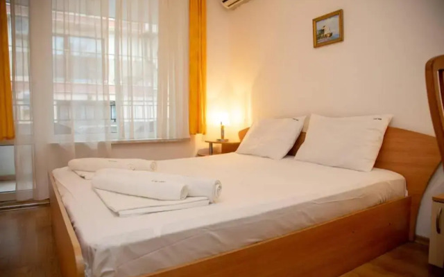 Convenient 1-Bedroom Flat next to Harmanite Beach