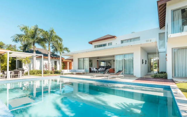 Luxury 6BR Villa w Pool Maid at Yarari