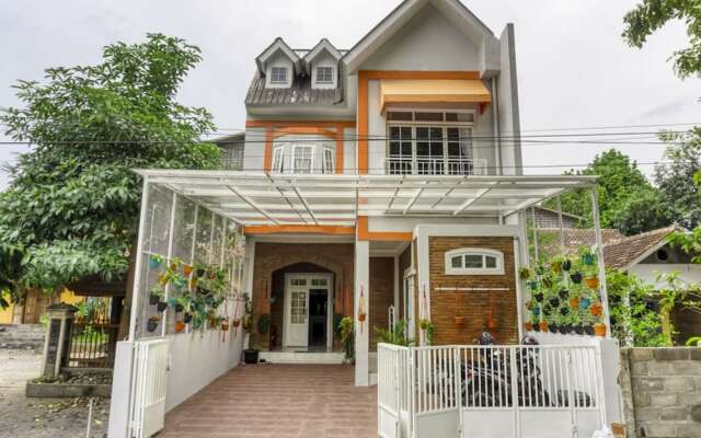 RedDoorz near Sindu Kusuma Edupark 2