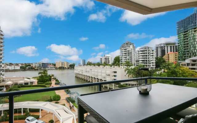 Modern 2 Bedroom River View Apartment in Docklands