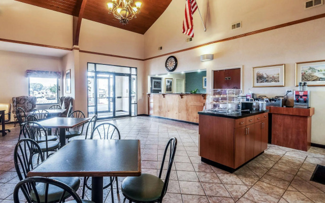 Econo Lodge Inn & Suites