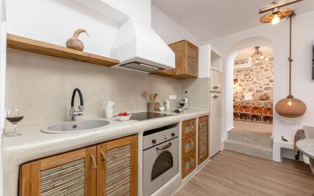 White Luxurious Apartment IΙI