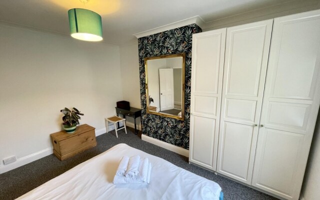 Colourful 3BD Home With Garden in Southville