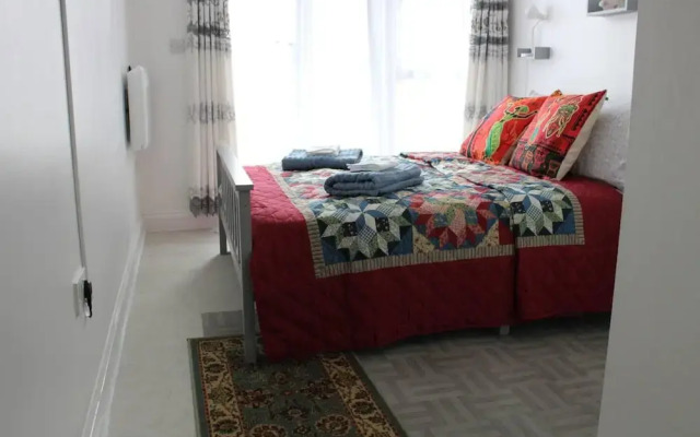 Apartment - Sleeps 4 - Garden - Parking