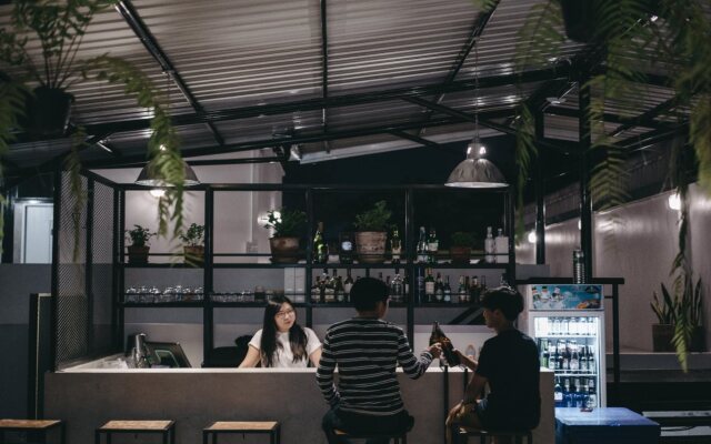 Baan Phuen Hostel & Rooftop Bar