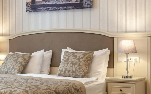 Royal mini-apart hotel on Serbska 6