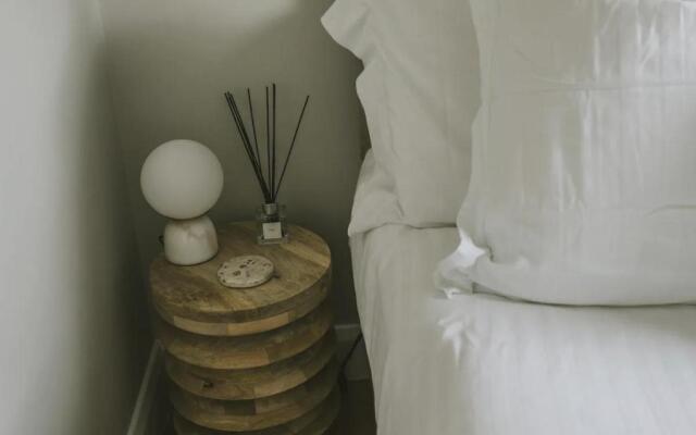 Water Cabin - 10 Mins from Bath (New listing)
