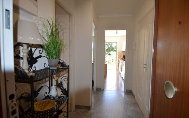 Large studio 4 persons with balcony Valrose district in Nice