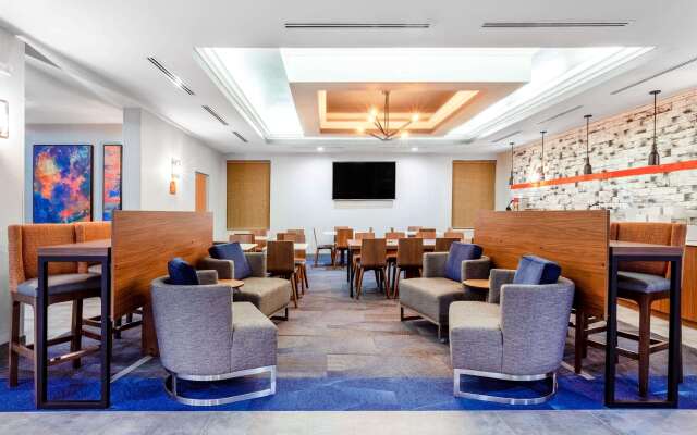 La Quinta Inn & Suites by Wyndham St. Petersburg Northeast