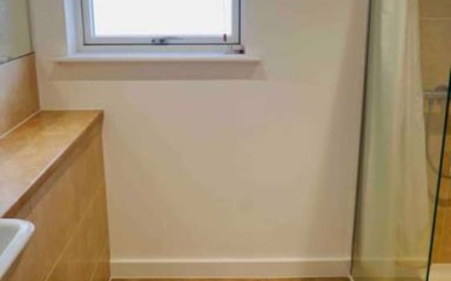Modern 1 Bedroom Apartment in Central Location