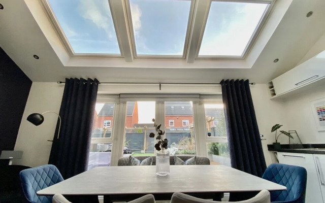 Stunning 4 Bed House With Cinema Room & Parking