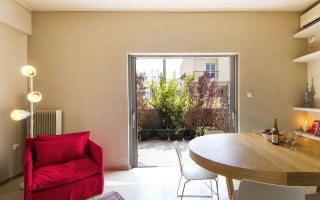 Elegant and Airy Apartment One Stop from City Center by VillaRentalsgr