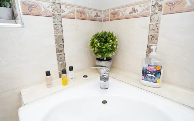 4Bed Spacious House Free Parking