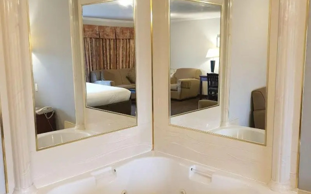 Riverland Inn & Suites