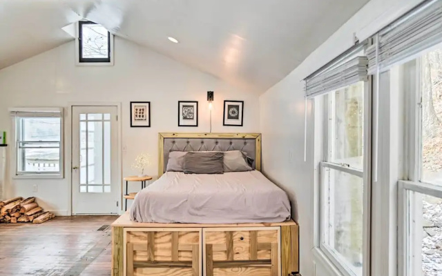 Chic Prattsville Studio w/ Private Hot Tub!
