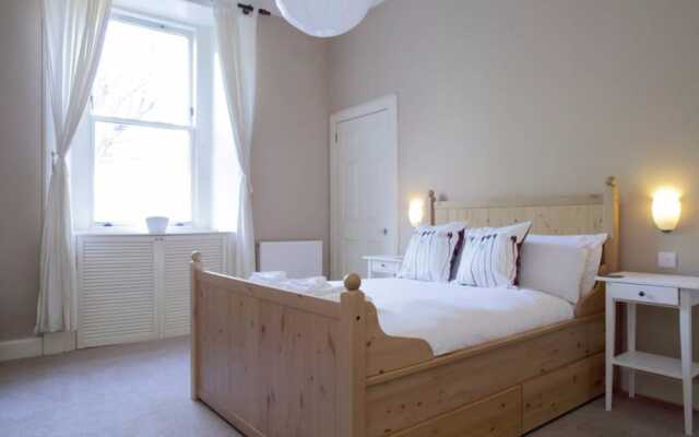 2 Bedroom Apartment With Free Parking
