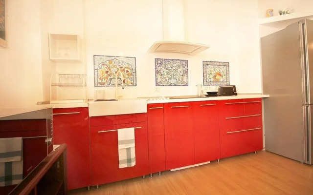 Spacious Apt Steps away from the Vatican