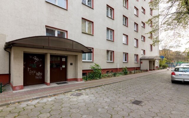 Metro Wilanowska 3-Bedroom Apartment