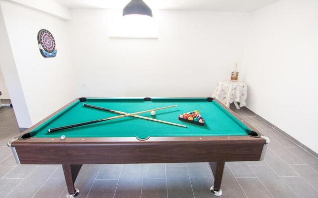 JoNa - with pool - H(8)