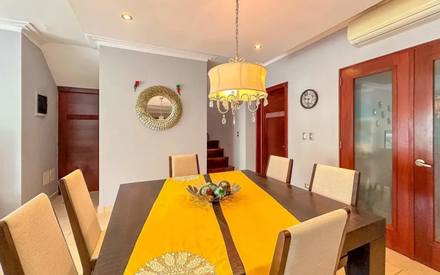 Incredible 3 BR Penthouse w BBQ Jacuzzi