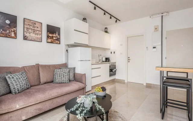 Stunning ONE bdr big Balcony