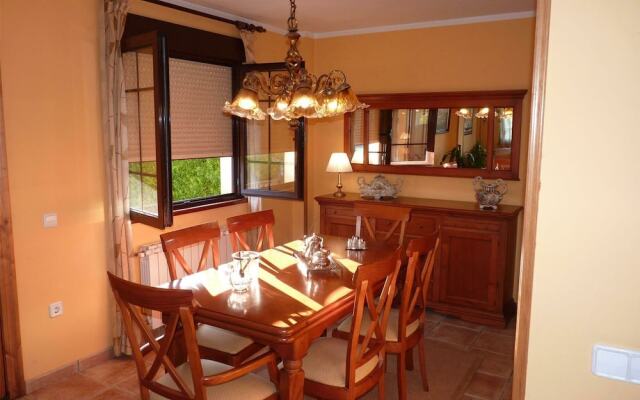 Heavenly Villa in Collia, Parres With Garden