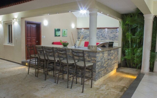 Privacy and comfort luxury 6 bedroom villa