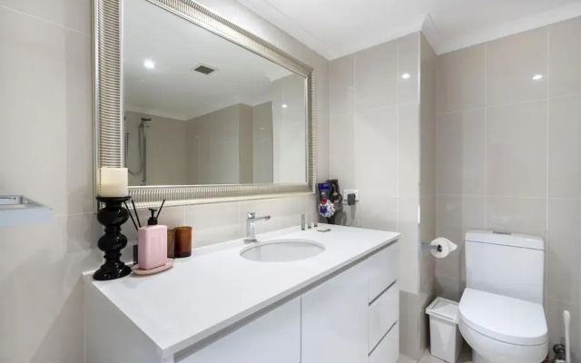 Spacious 2-bed Apartment Near Dining & Attractions