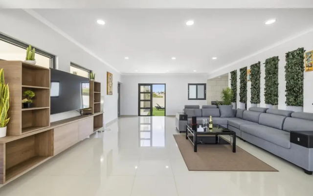 NEW 4br4ba Villa Across of Palmbeach w Pvt Pool